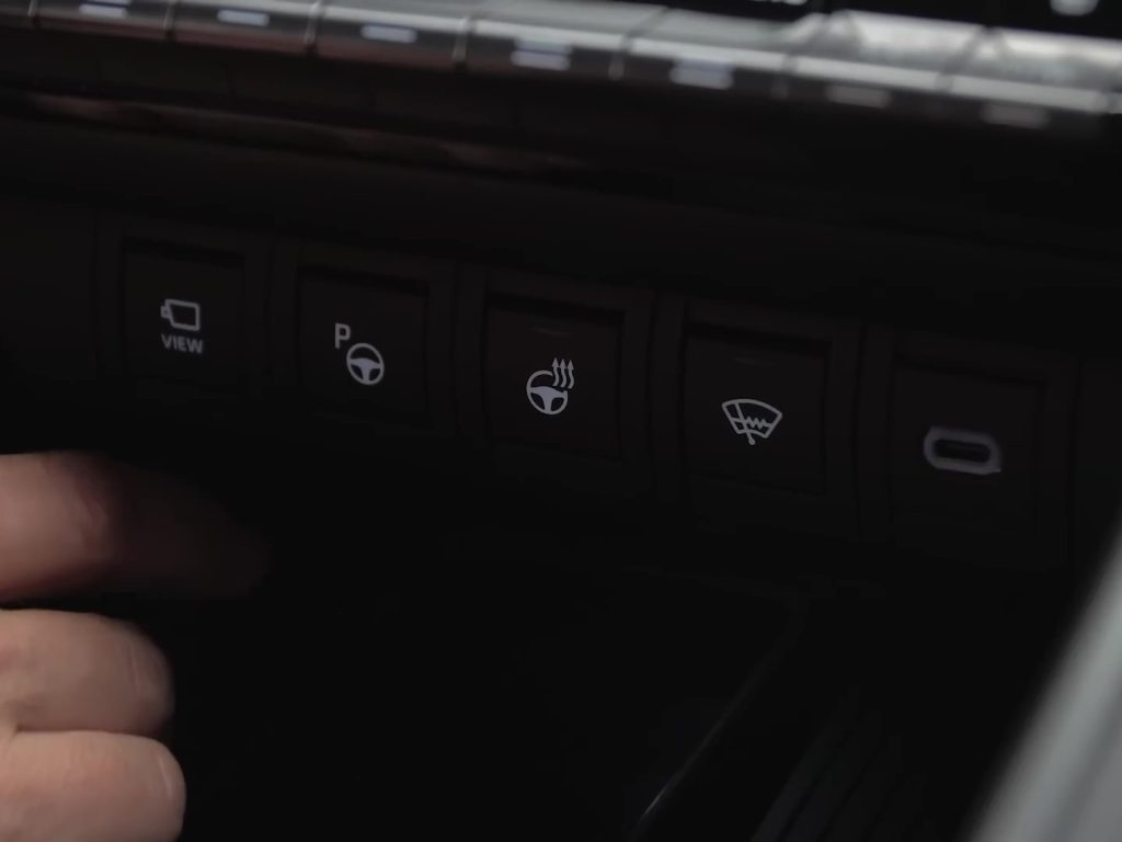 Cámara 360º, aparcamiento avanzado, volante calefactado, toma USB C en l nuevo Toyota C-HR 2024