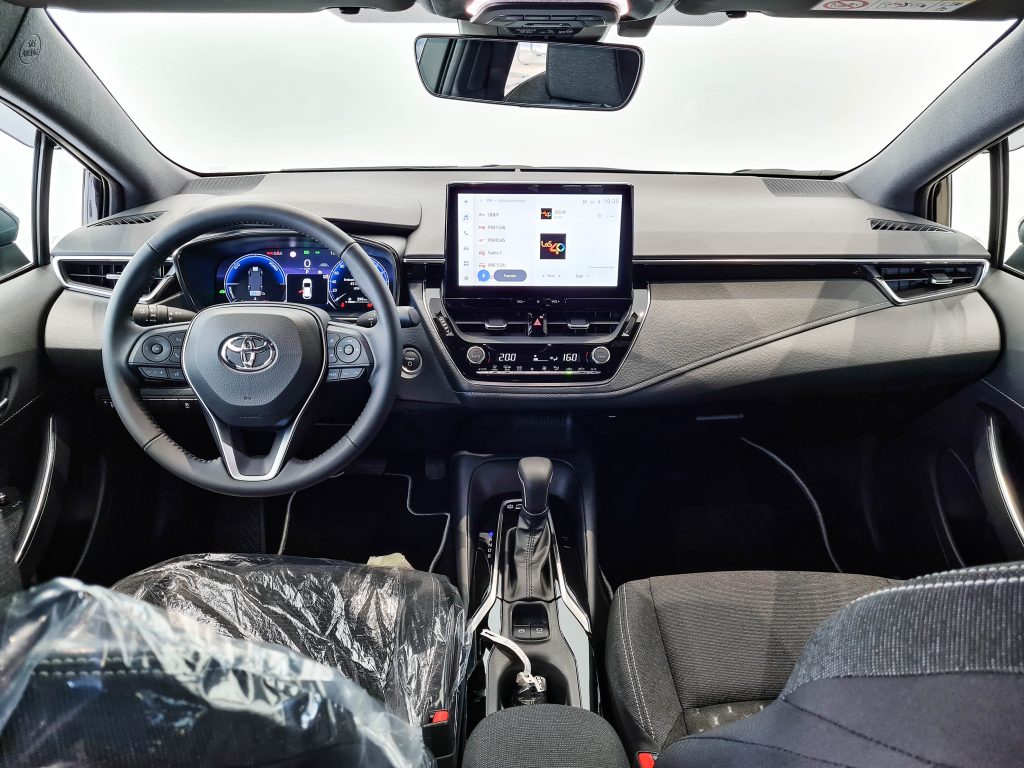 Toyota Corolla 2023 Active Plus 140H Negro coche híbrido en Ourense