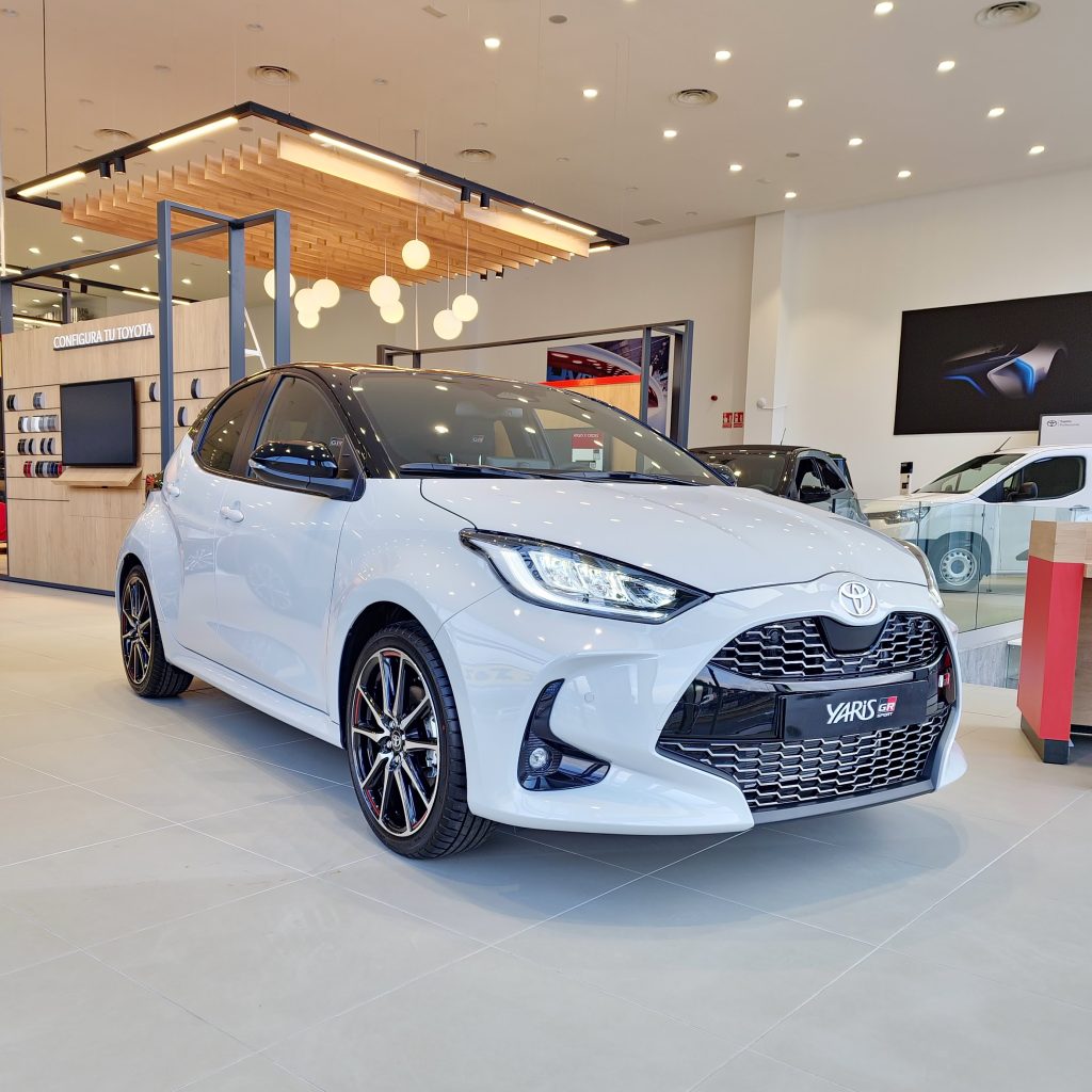 YARIS HSD 2024 GR SPORT PLUS 130H GRIS ASCARI 1 - TOYOTA OURENSE