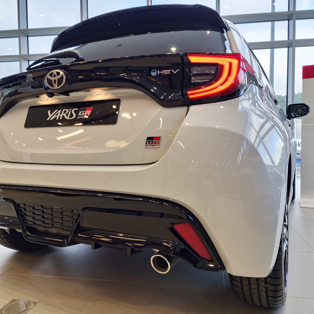 YARIS HSD 2024 GR SPORT PLUS 130H GRIS ASCARI 10 - TOYOTA OURENSE