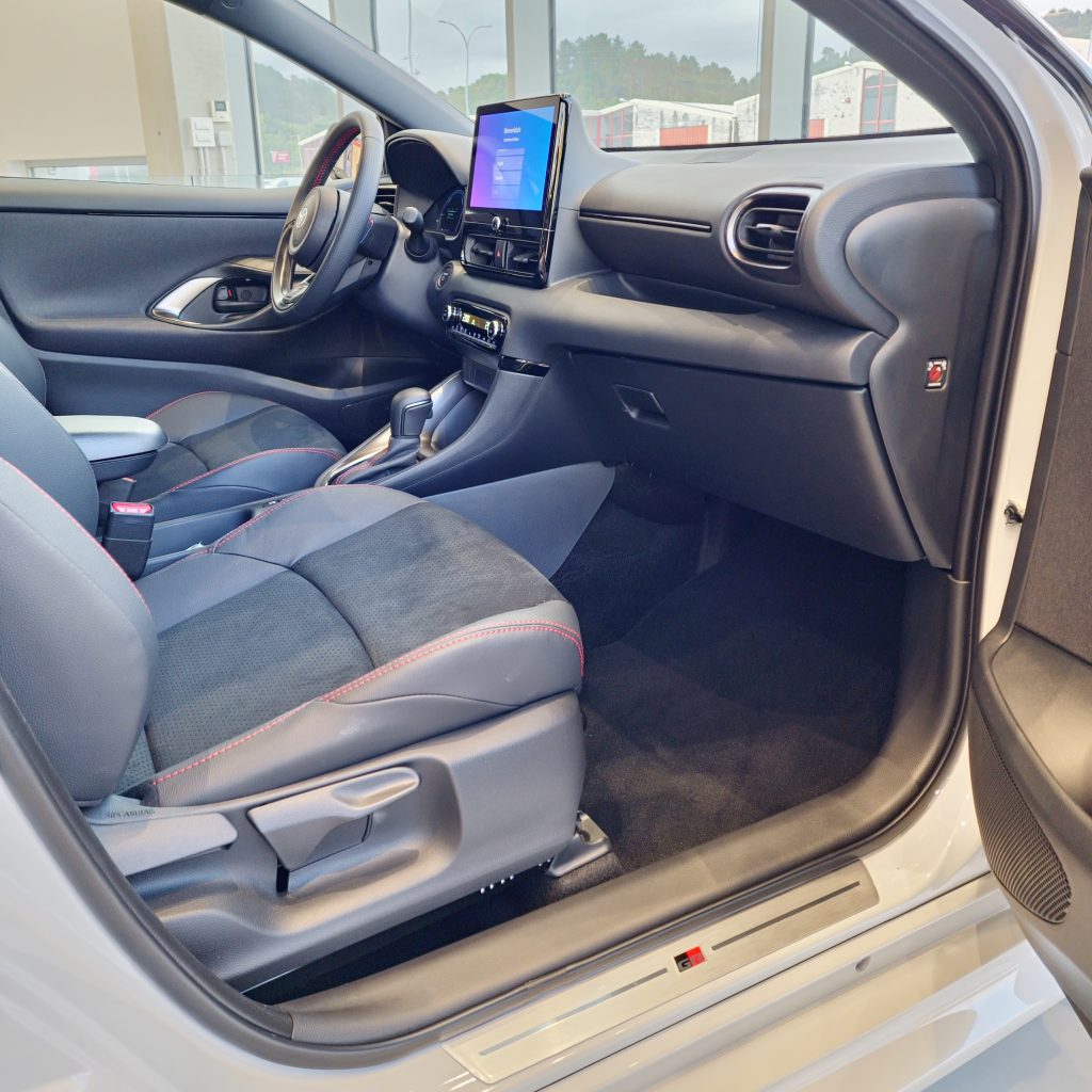 YARIS HSD 2024 GR SPORT PLUS 130H GRIS ASCARI 11 - TOYOTA OURENSE