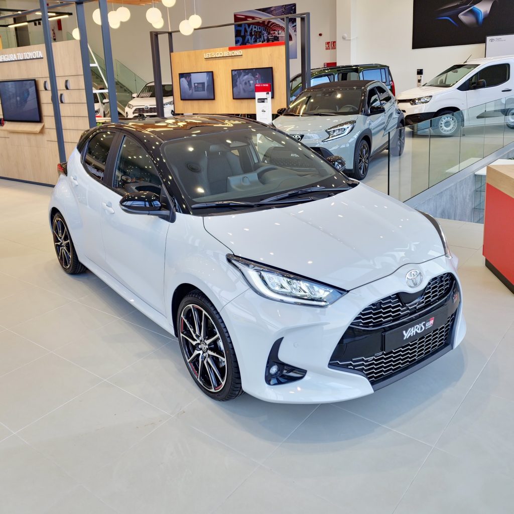 YARIS HSD 2024 GR SPORT PLUS 130H GRIS ASCARI 4 - TOYOTA OURENSE