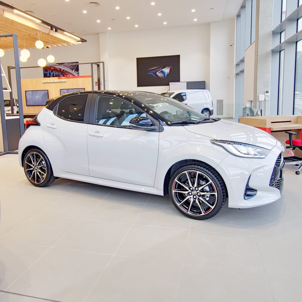 YARIS HSD 2024 GR SPORT PLUS 130H GRIS ASCARI 5 - TOYOTA OURENSE