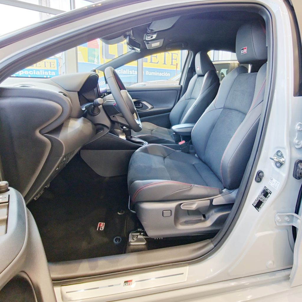 YARIS HSD 2024 GR SPORT PLUS 130H GRIS ASCARI 8 - TOYOTA OURENSE